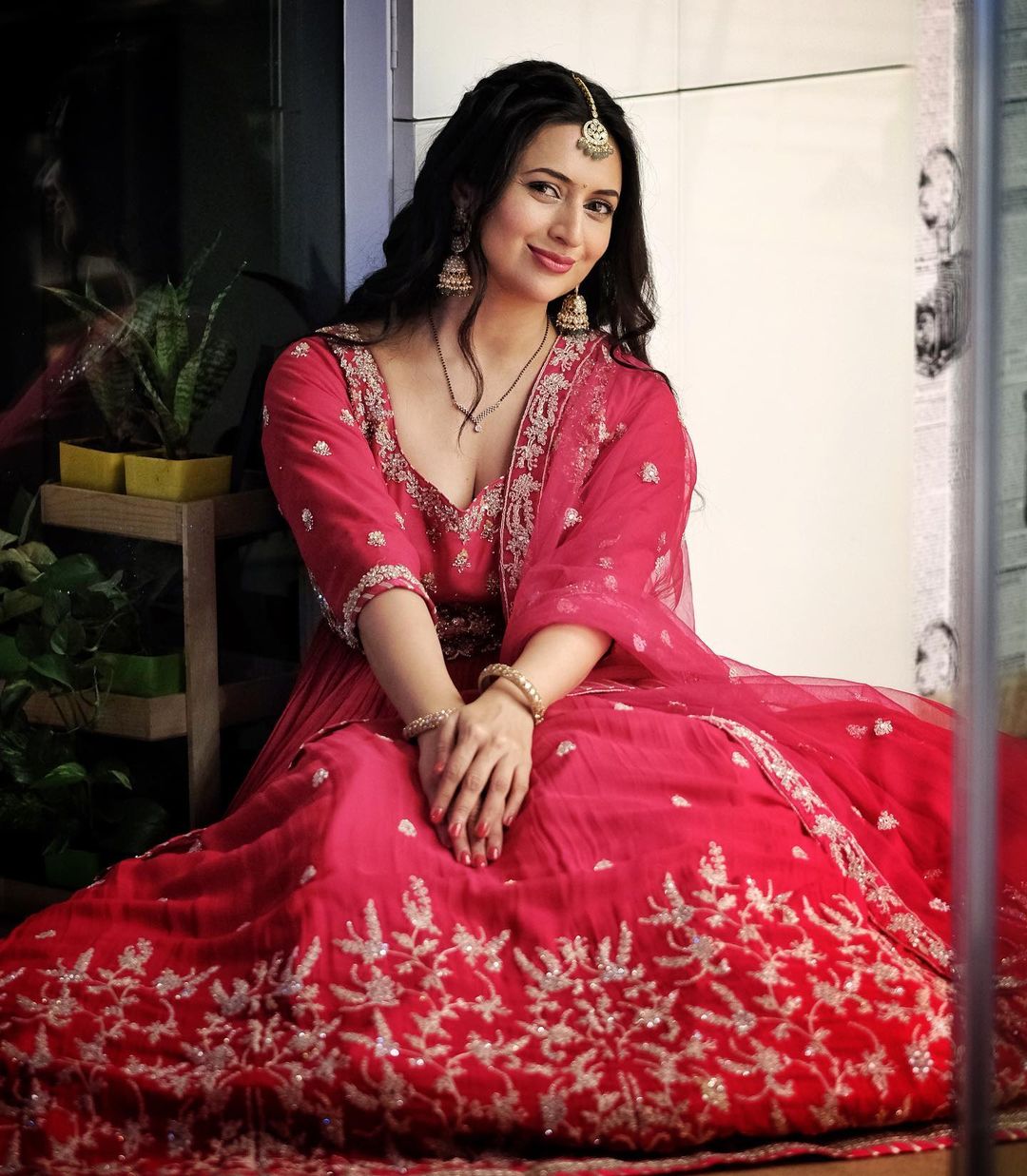 5 Times Divyanka Tripathi Dahiya Flaunted Her Love For Red Ethnic Suits