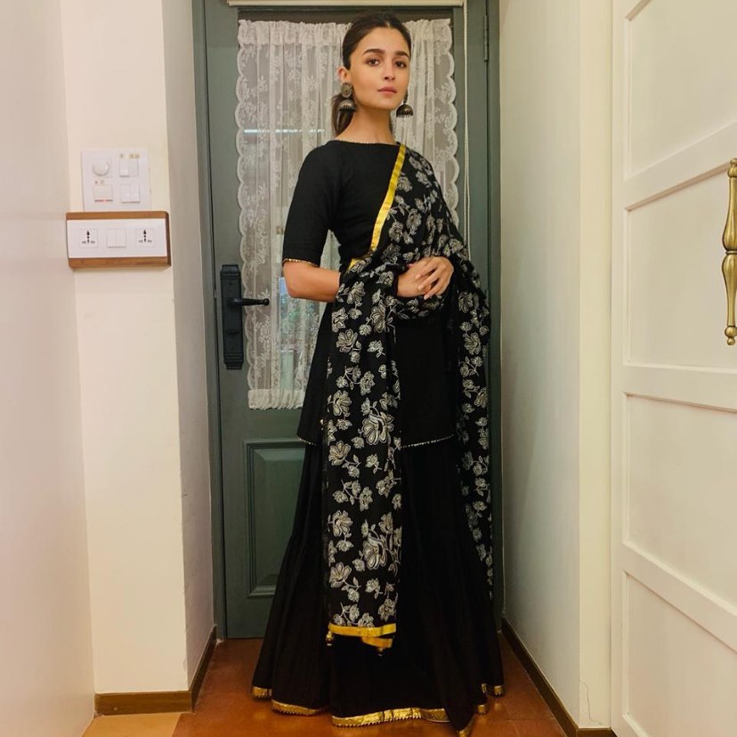 Alia bhatt in black on sale kurti