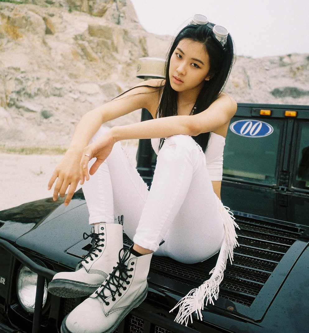 blackpink white boots