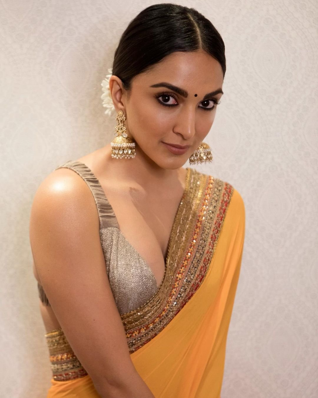 Kiara Advani looks gorgeous in a saree