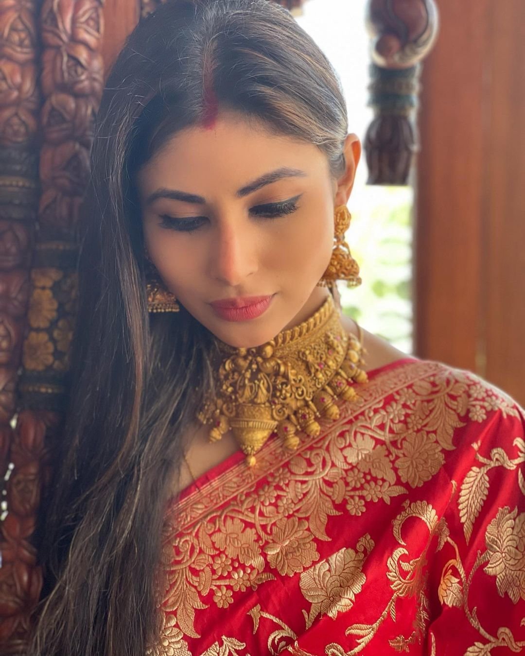 Red saree-vermillion, Mouni Roy's pictures after marriage win fans hearts |  NewsTrack English 1