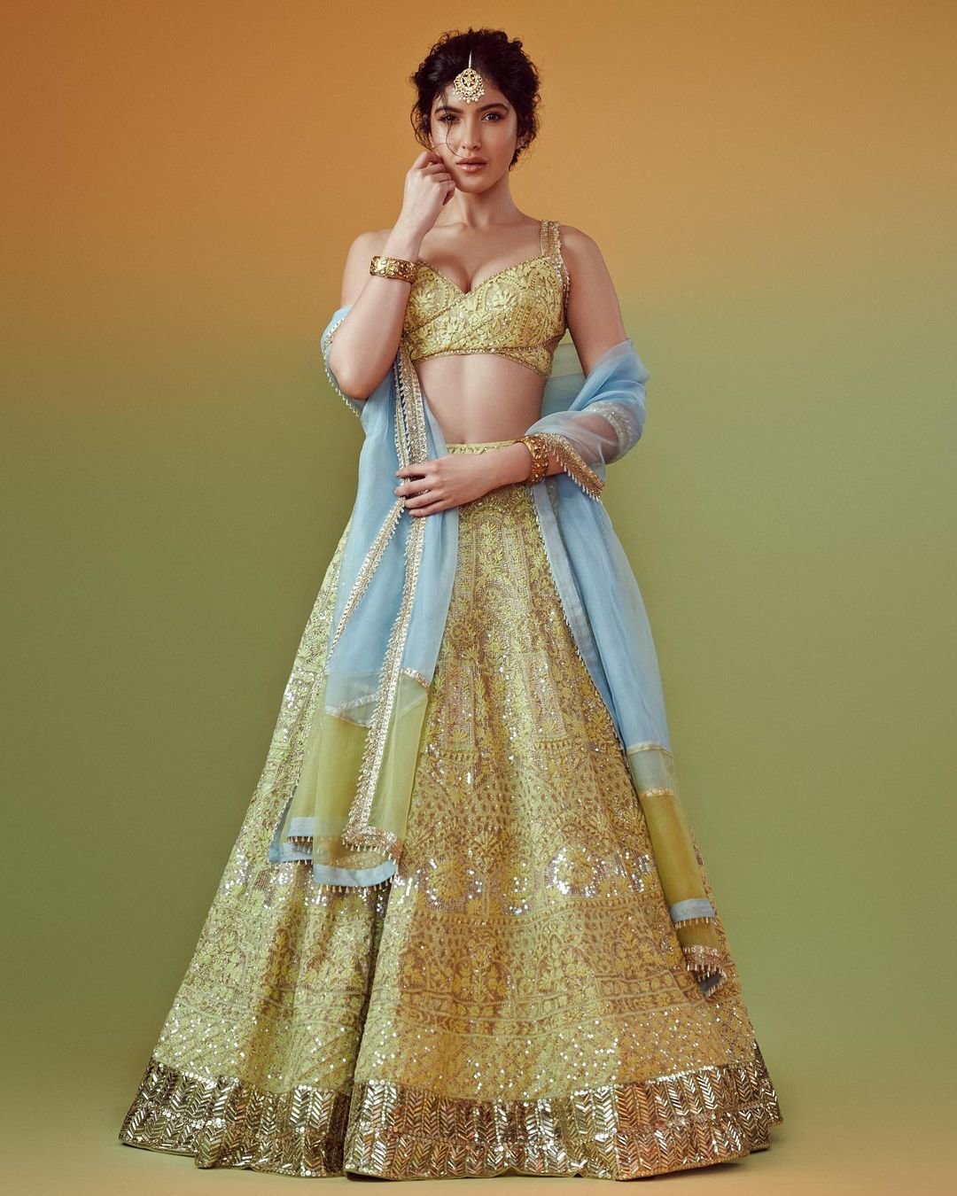4 times Kareena Kapoor Khan aced wedding guest style in a Manish Malhotra  lehenga | Vogue India | Wedding Wardrobe