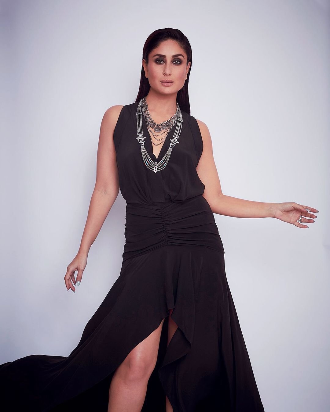 Kareena Kapoor Flaunted Each And Every Type Of Black Outfit | IWMBuzz