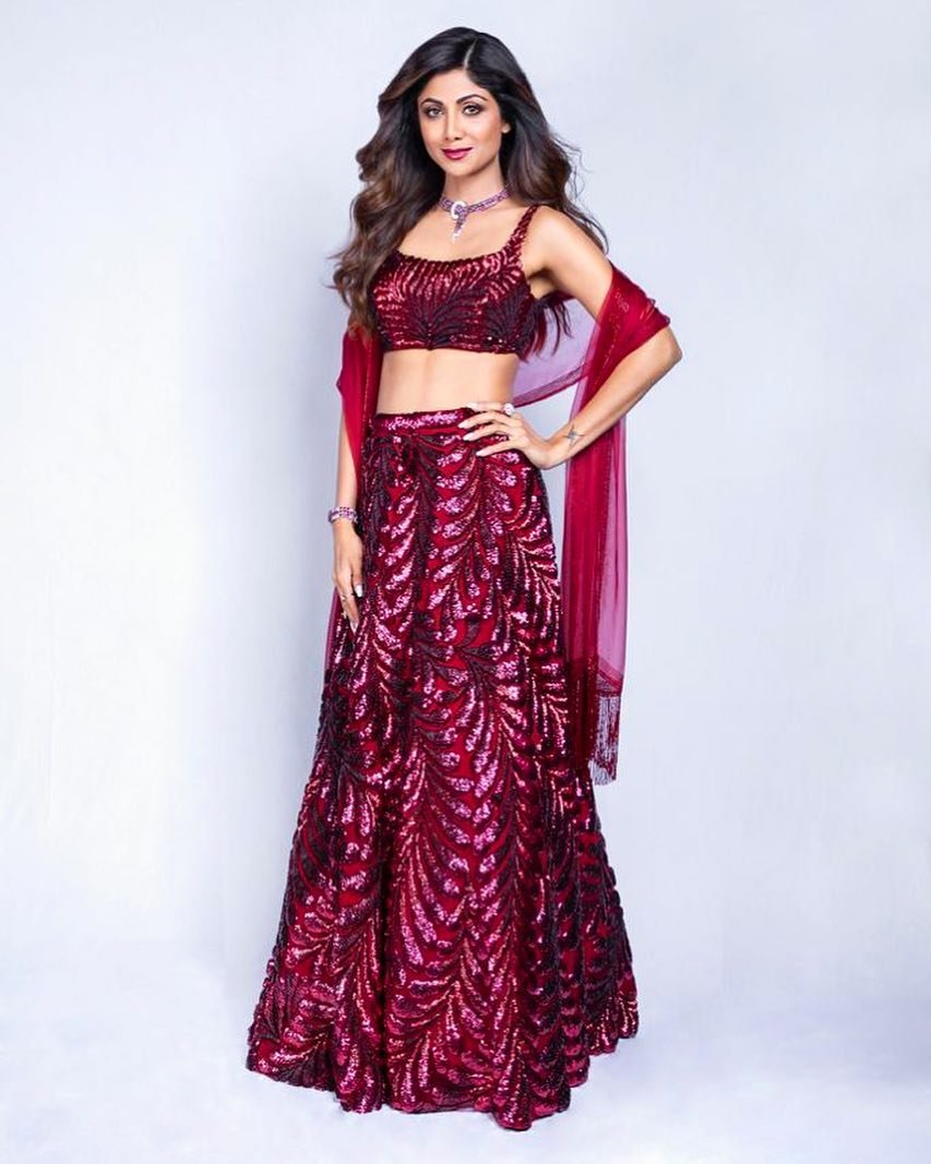 Mrunal Thakur Shows Her Exquisite Beauty In Maroon Velvet Lehenga Set, See  Pics | IWMBuzz