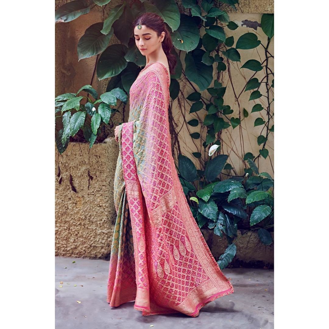 From Alia Bhatt to Janhvi Kapoor, Bollywood's masterclass on styling  bandhani prints