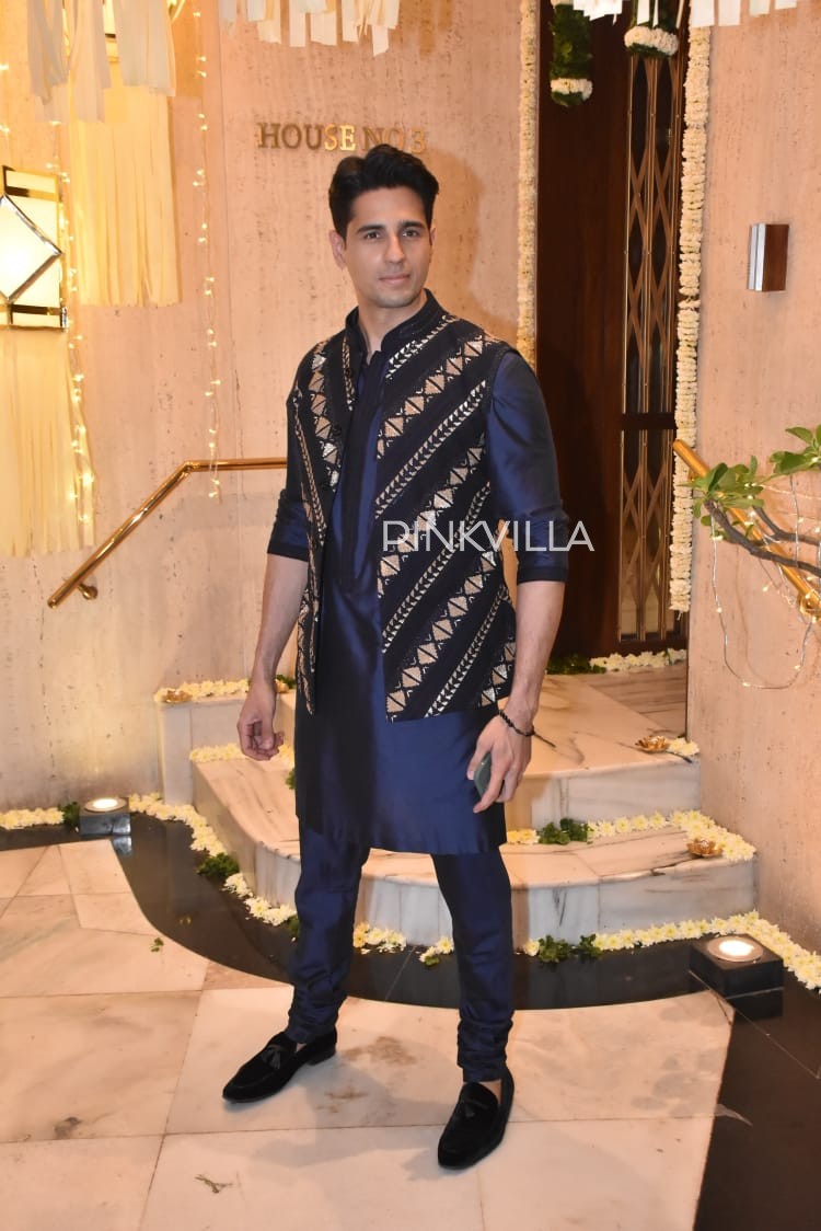 Sidharth Malhotra Matches Outfit With Kiara Advani's Glittery Saree At ...