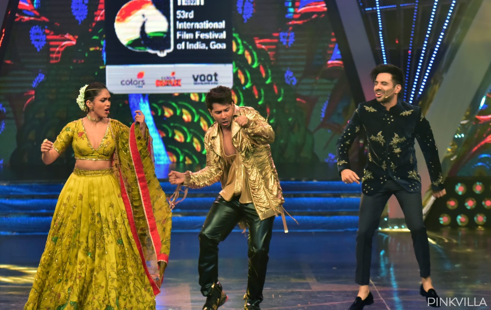 Varun Dhawan dances with Mrunal Thakur, Aparshakti Khurana