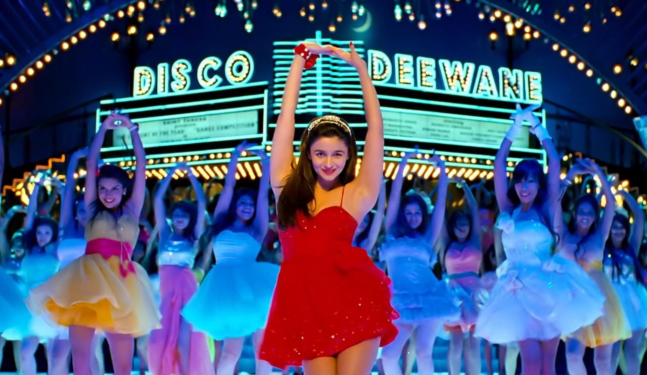 Film pertama Alia Bhatt, Student Of The Year, sukses secara komersial secara teatrikal (Credit: Dharma Movies)