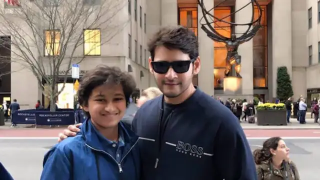 Mahesh Babu und sein Sohn Gautam klickten am Flughafen