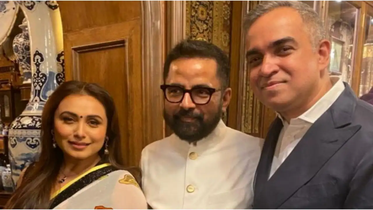 Rani Mukerji ser kongelig ut i en floral saree mens han poserer med designeren Sabyasachi Mukherjee;  Fansen reagerer