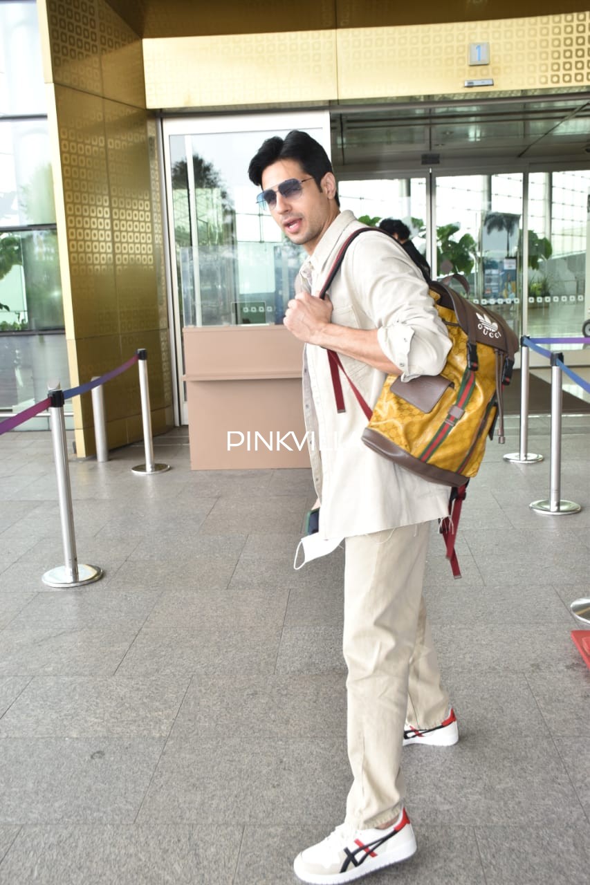 Sidharth Malhotra snapped at Mumbai airport 2