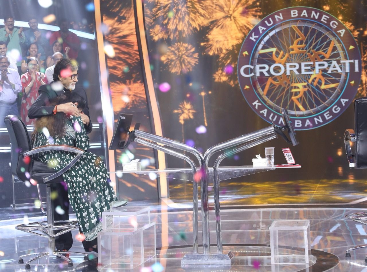 Kavita Chawla hugs host Amitabh Bachchan after winning Rs 1 crore