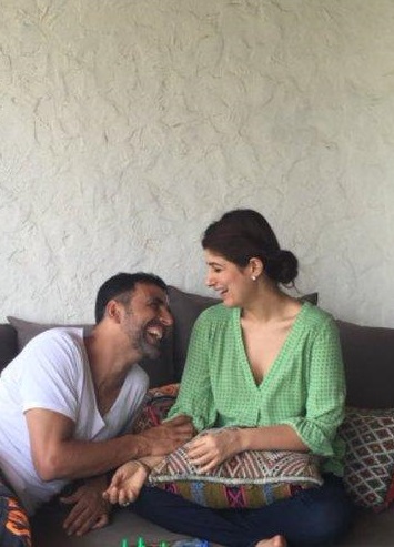 EXCLUSIVE: Akshay's Reaction on Wife Twinkle's Compliment is Hilarious!