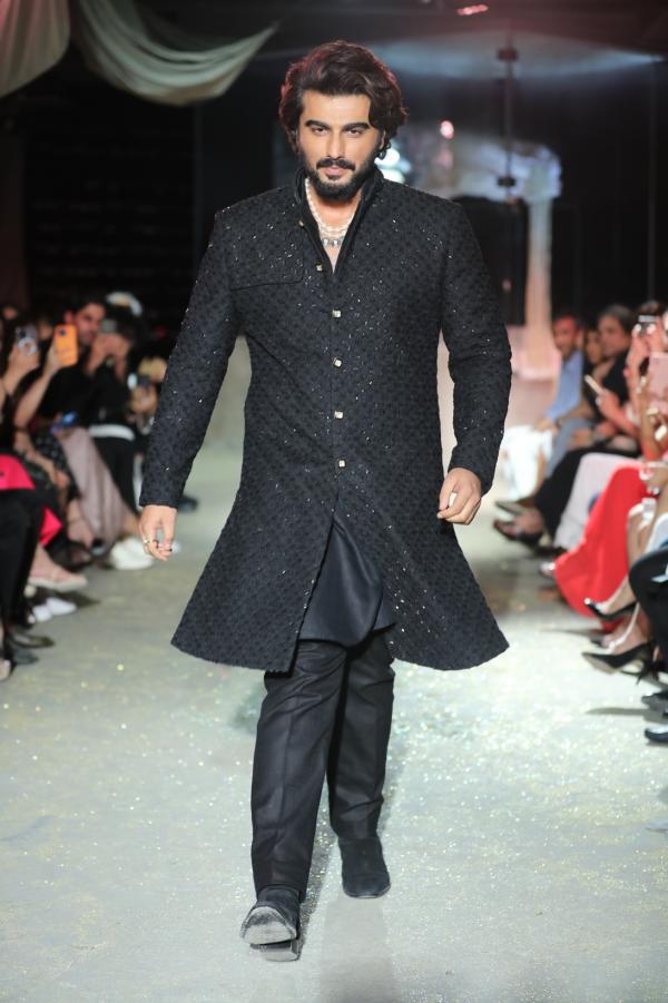 Ranbir Kapoor turns showstopper for Kunal Rawal in an ethnic look