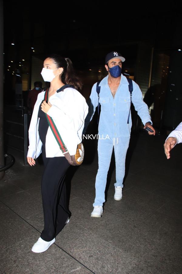 Parents-to-be Alia Bhatt and Ranbir Kapoor step out in black outfits in  Mumbai. Pics - India Today