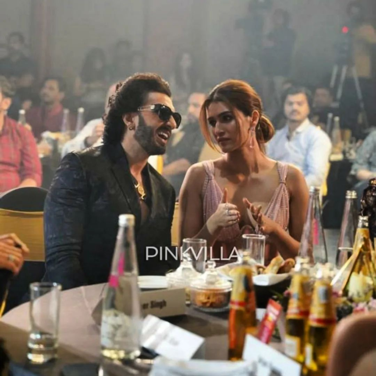 Pinkvilla Style Icons Awards INSIDE pics: Kriti Sanon, Ranveer Singh gossiping leave us wondering what&#039;s up?