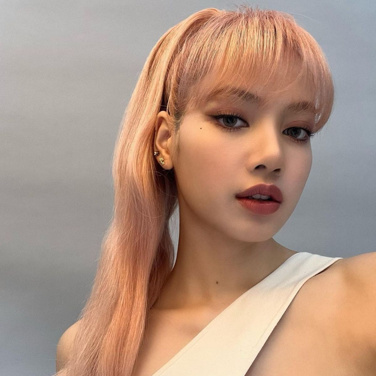 PHOTOS: BLACKPINK\'s Lisa owns the selfie game with her sleek style ...