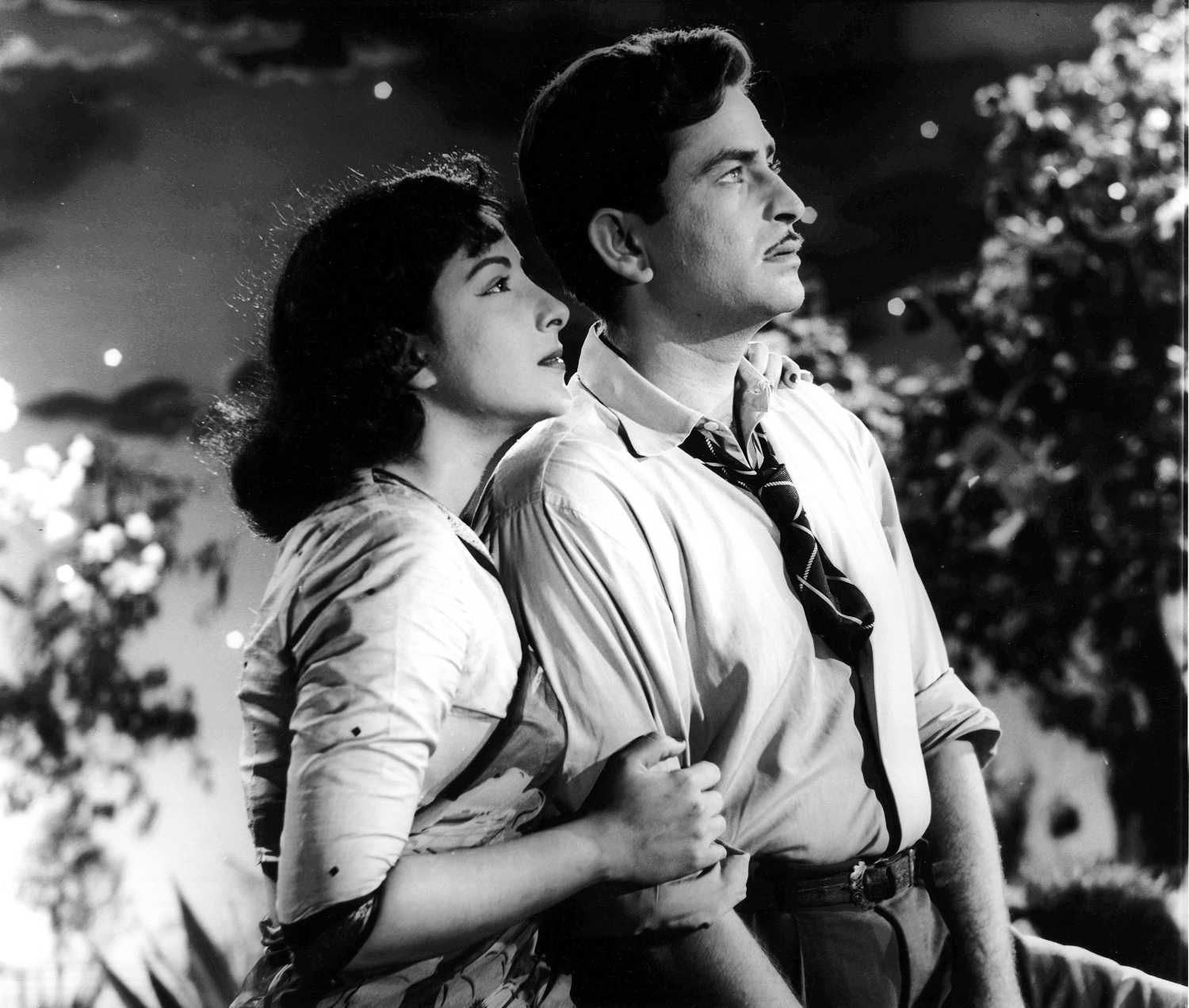 Did you know Raj Kapoor used to cry every night after Nargis got ...