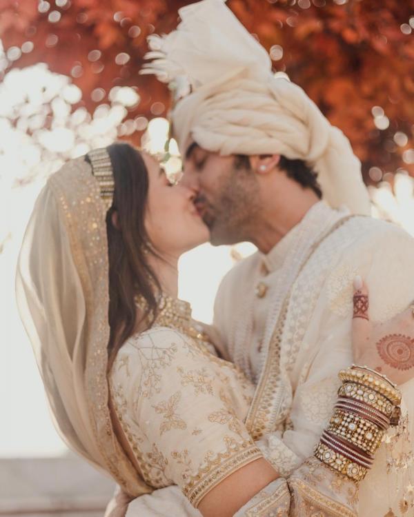 Ranbir Kapoor  Indian groom wear, Groom dress men, Wedding dresses men  indian