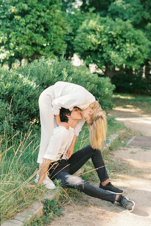 Does She Love Me? 26 Dependable Signs a Girl Loves You