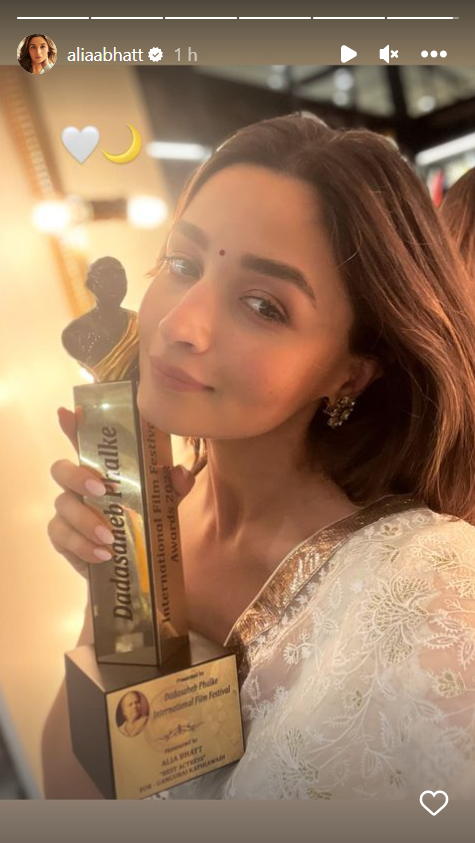 Alia Baht Xxx Nude Pics - Dadasaheb Phalke Awards: Alia Bhatt clicks SELFIE with her Best Actress  award for Gangubai Kathiawadi | PINKVILLA