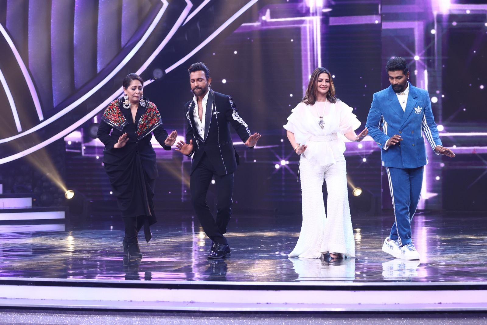 Sonali Bendre, Geeta Kapur, Terence Lewis, Remo Dsouza dance on the stage of India's Best Dancer 3