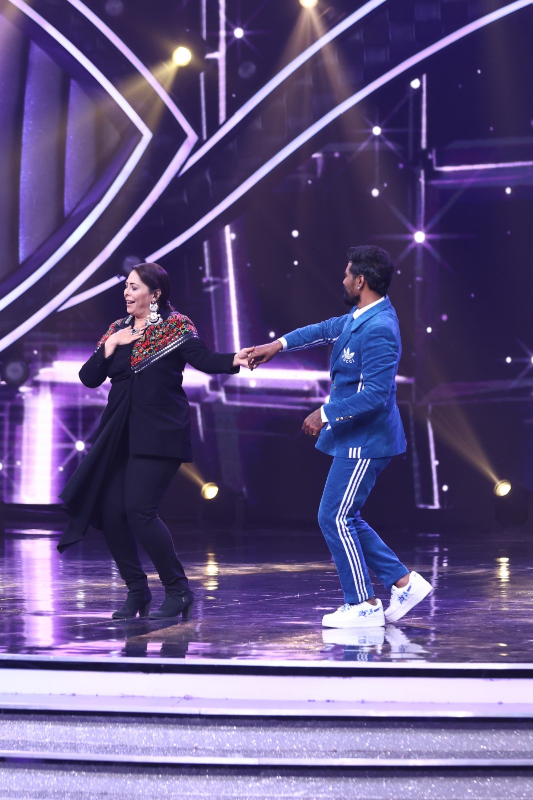 Sonali Bendre, Geeta Kapur, Terence Lewis, Remo Dsouza dance on the stage of India's Best Dancer 3