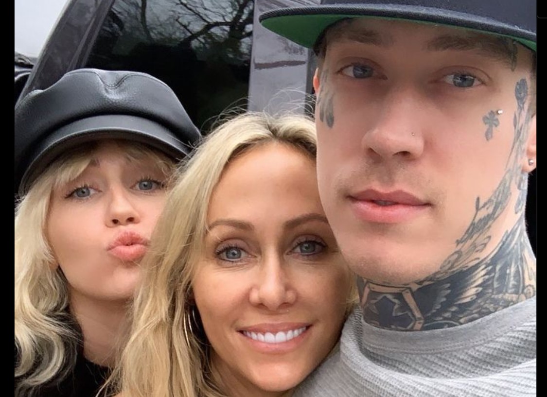 Trace Cyrus with family [Instagram]
