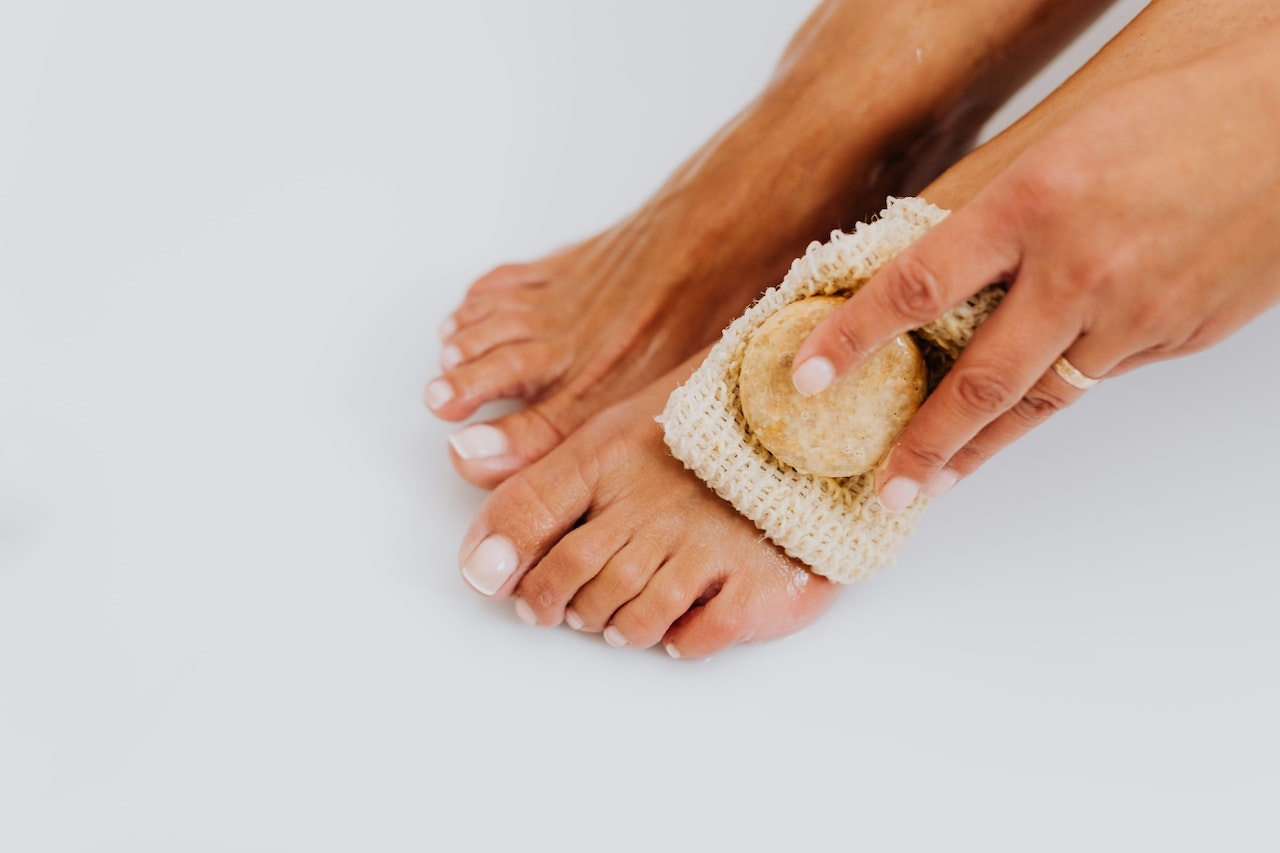 Home remedy for hot sale feet skin peeling