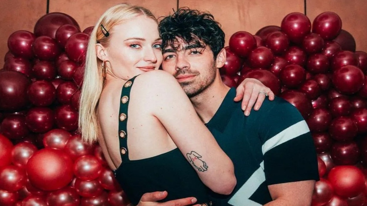 Sophie Turner Kisses New Man amid Divorce from Joe Jonas