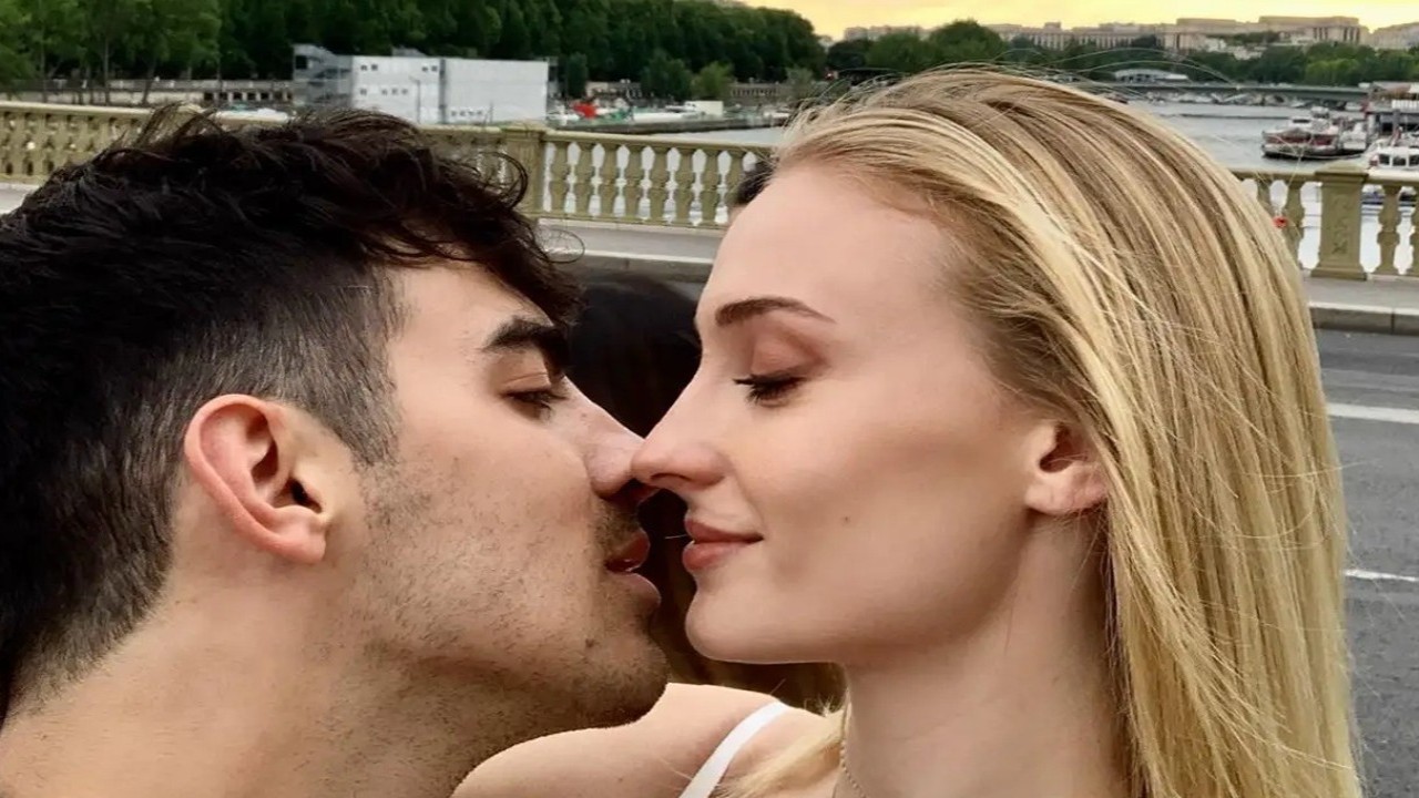Sophie Turner on Why She Cried Publicly With Joe Jonas - Sophie on