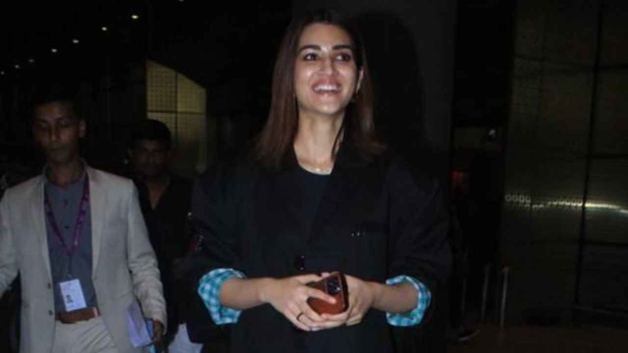 Kriti Sanon is more glamorous than your average jet-setter and her latest airport look is PROOF (PC: Viral Bhayani)