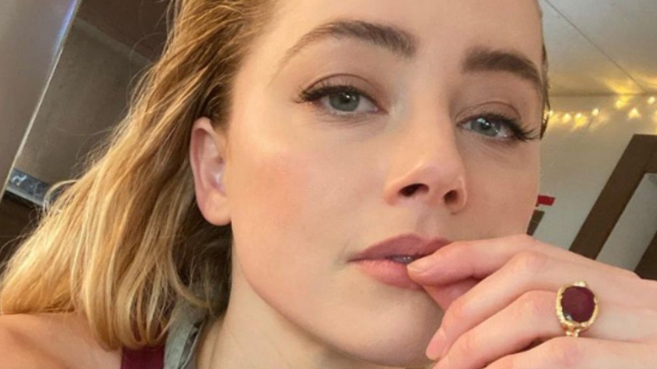 Amber Heard saca a Oonagh, de 2 años, con una muleta debido a una lesión en la cadera durante un entrenamiento de maratón