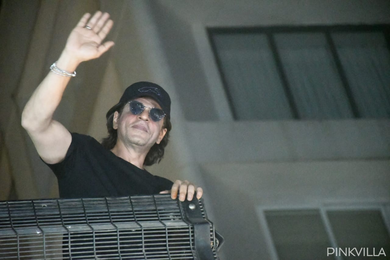 Shah Rukh Khan greets fans