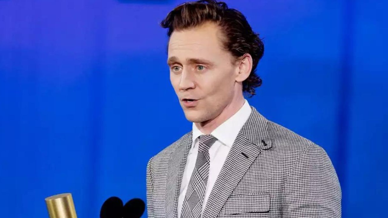 Did Tom Hiddleston Laugh During Simu Liu's Taylor Swift Joke At People ...