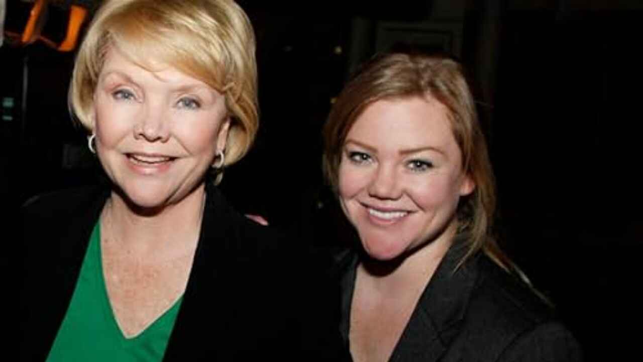  Erika Slezak & Amanda Davies ( IMDb )