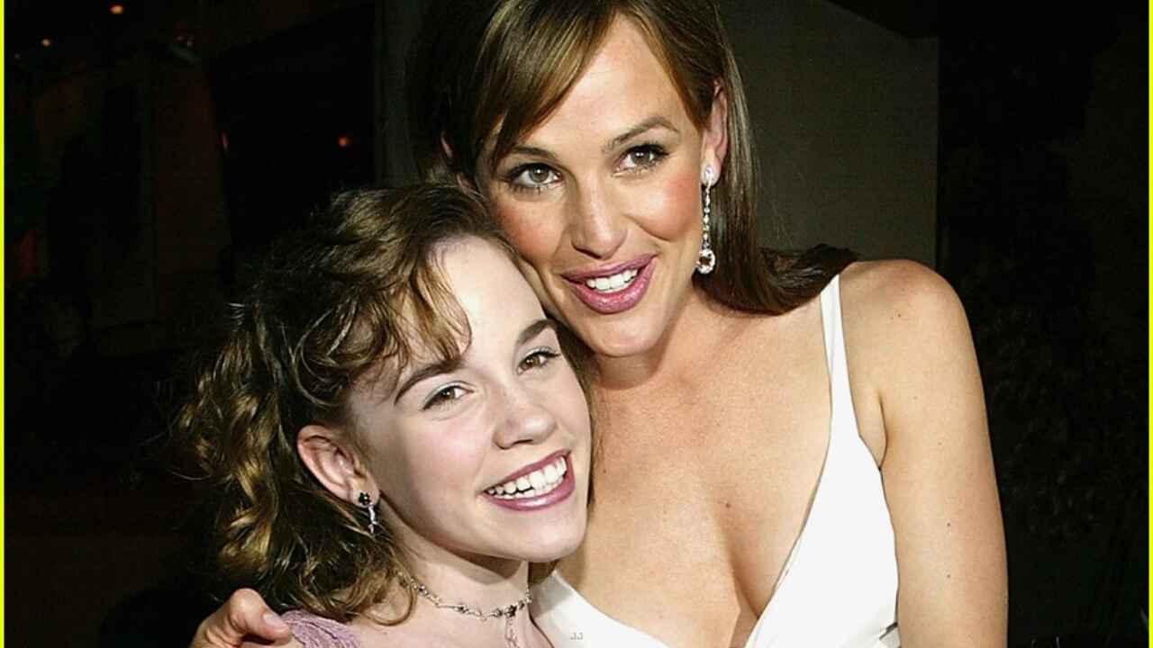 Christa B. Allen and Jennifer Garner (Getty Images)