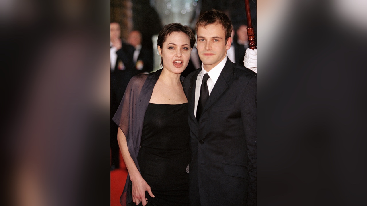 Angelina Jolie and Jonny Lee Miller (Getty Images)