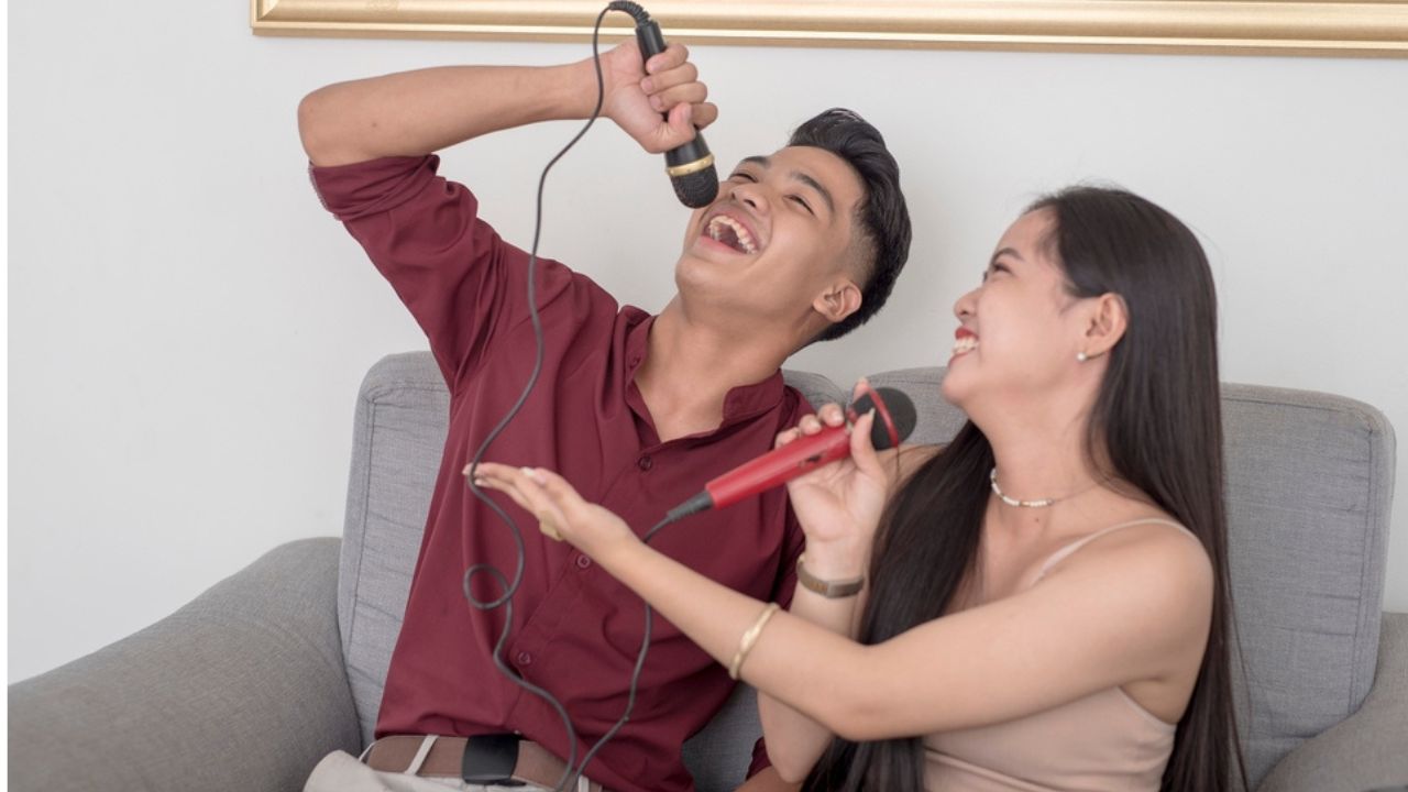 Karaoke Night Date Ideas for Introverts