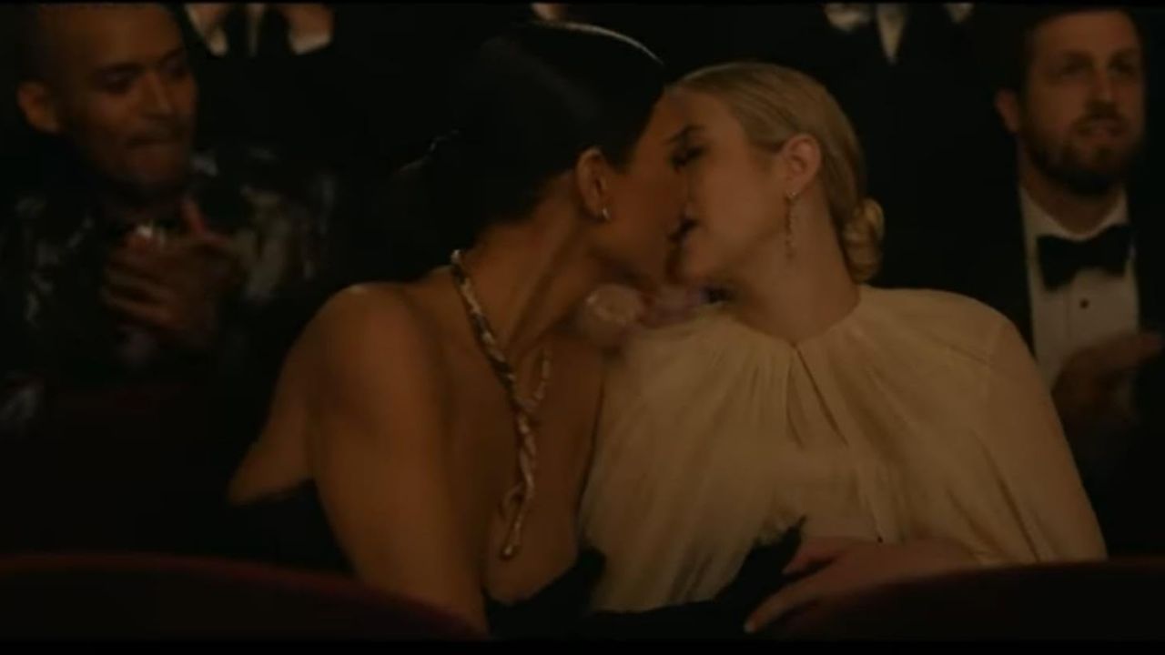 Siobhan and Anna Kissing At the Oscars [Photo Credits- IMDb]