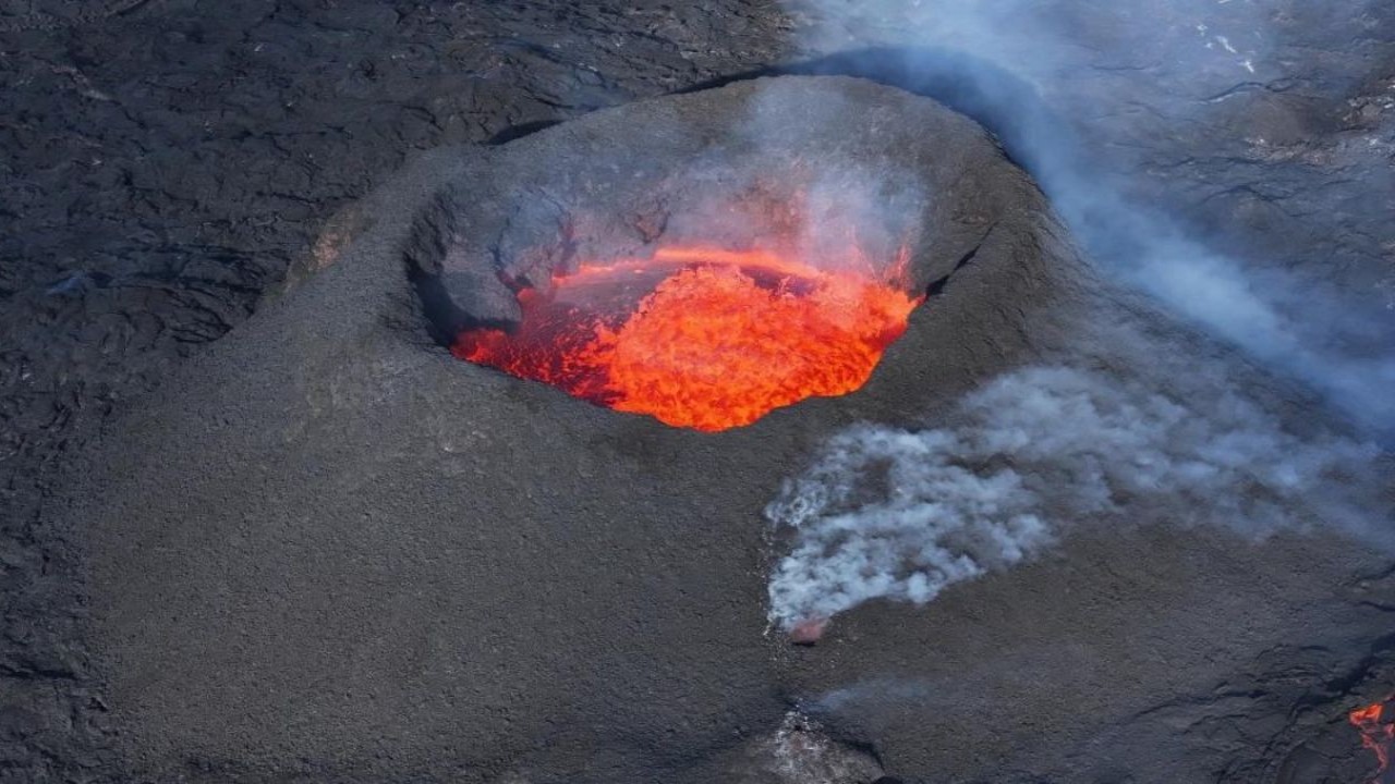 Ruang Volcano eruption prompts evacuation of hundreds in Indonesia; Details  inside | PINKVILLA