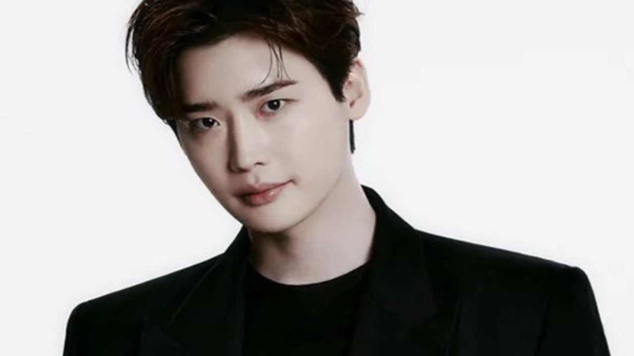 Big Mouth actor Lee Jong Suk in talks to lead upcoming webtoon-based drama 1 Second as firefighter; Report