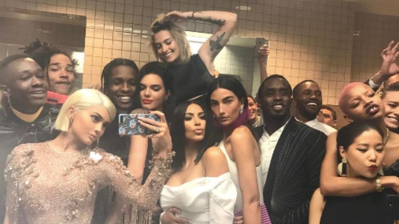 Iconic Met Gala bathroom Selfie - (Instagram/@kyliejenner) 