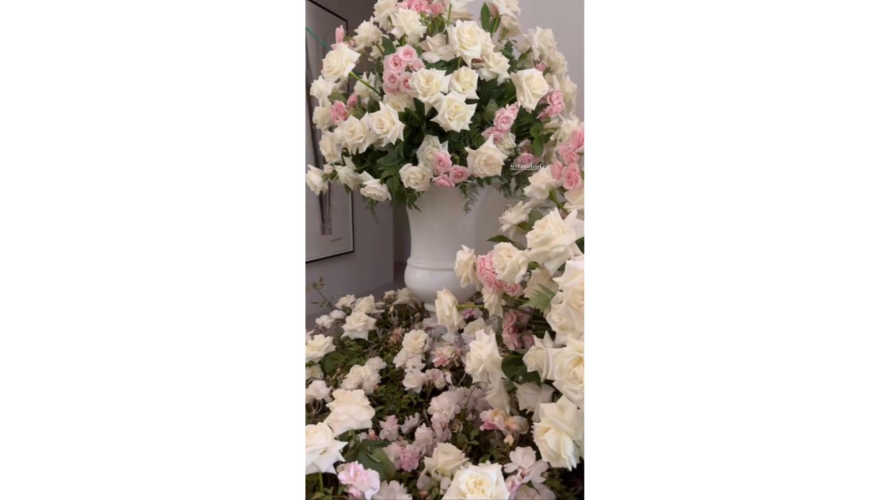 Travis Barker send rose bouquets for Kourtney Kardashian on Mother's Day