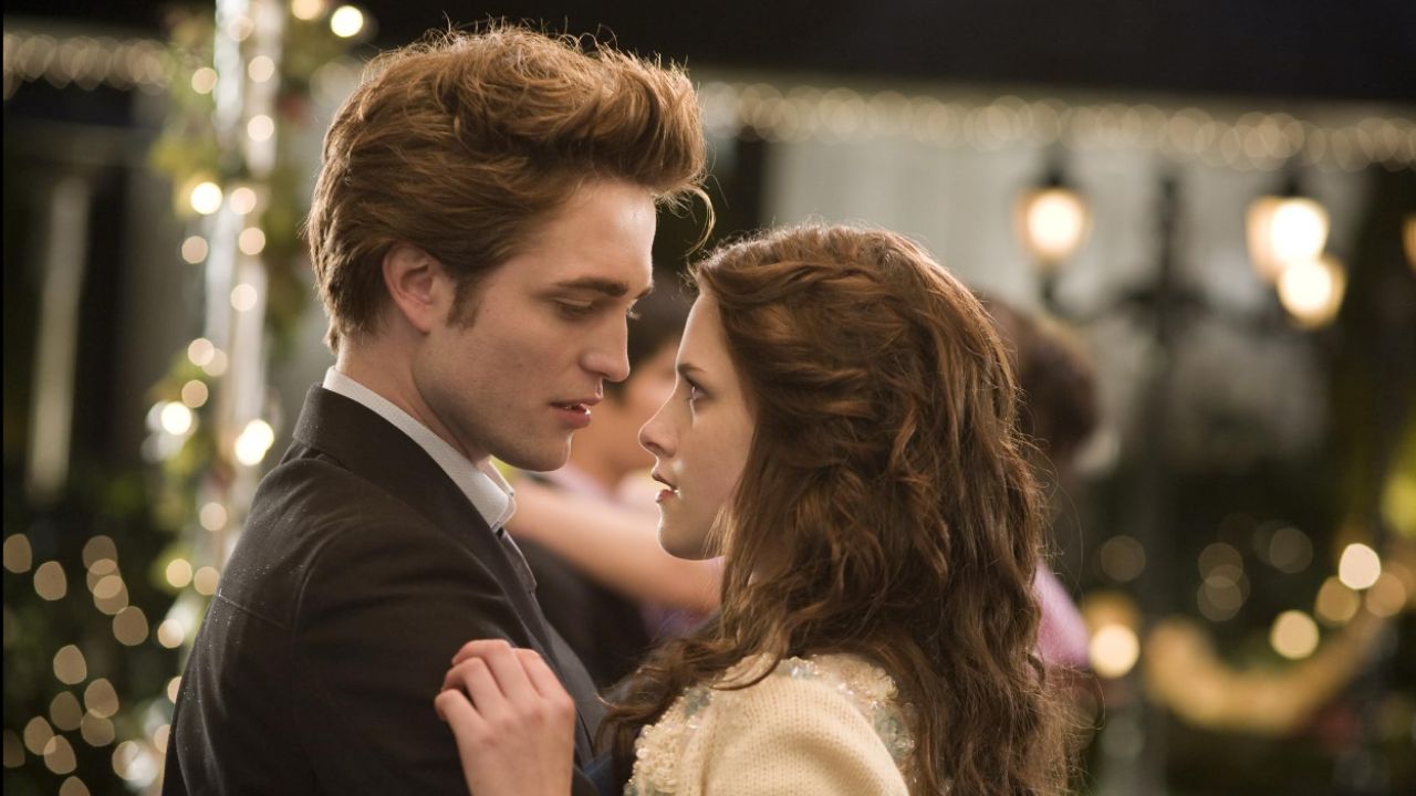 Robert Pattinson and Kristen Stewart (IMDb)