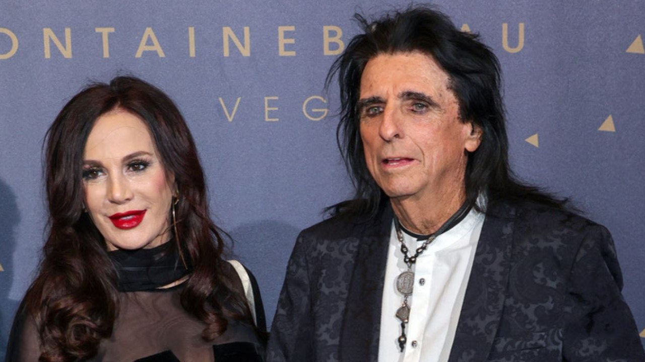 Sheryl Goddard and Alice Cooper  (CC: Getty Images)