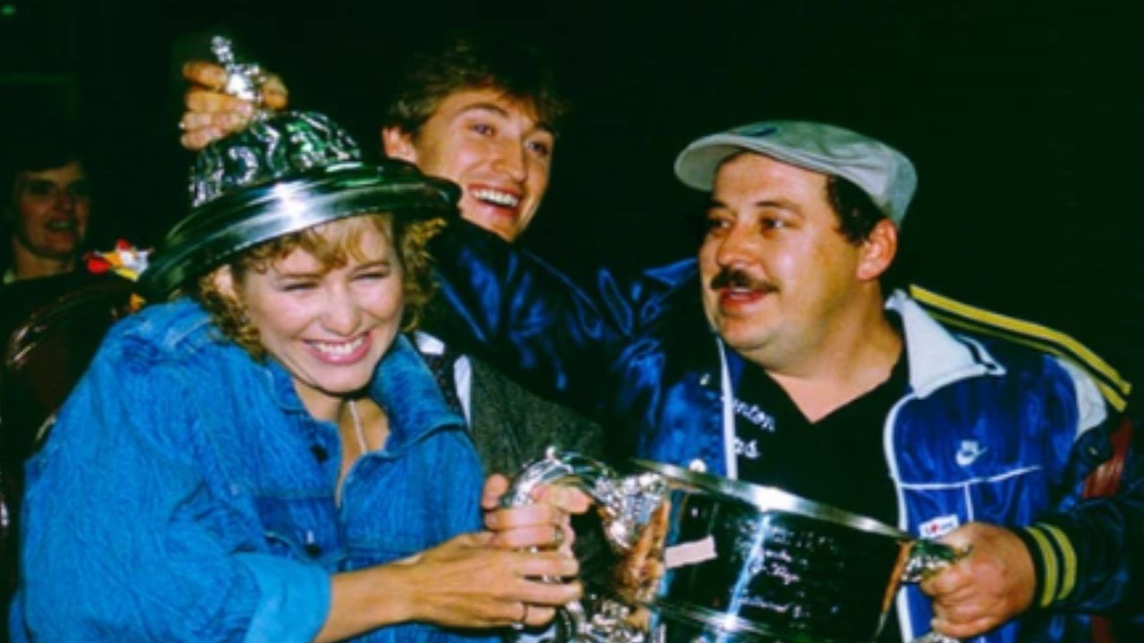Vicki Moss and Wayne Gretzky celebrating [Credit-X@OilersDayByDay]