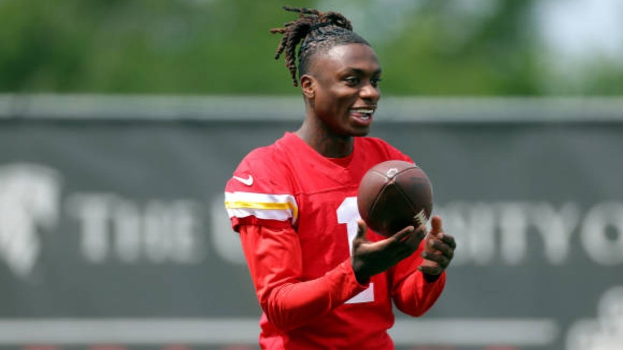 Chiefs rookie Xavier Worthy faces backlash after viral video shows him flaunting cash and jewelry with girlfriend Tia Jones. 