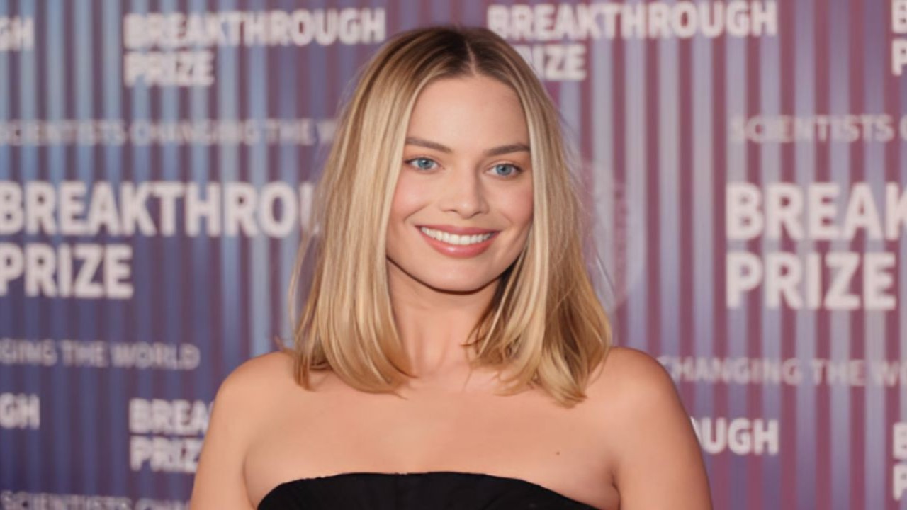 Jerry Bruckheimer believes Disney supports Margot Robbie's Pirates of the Caribbean reboot._