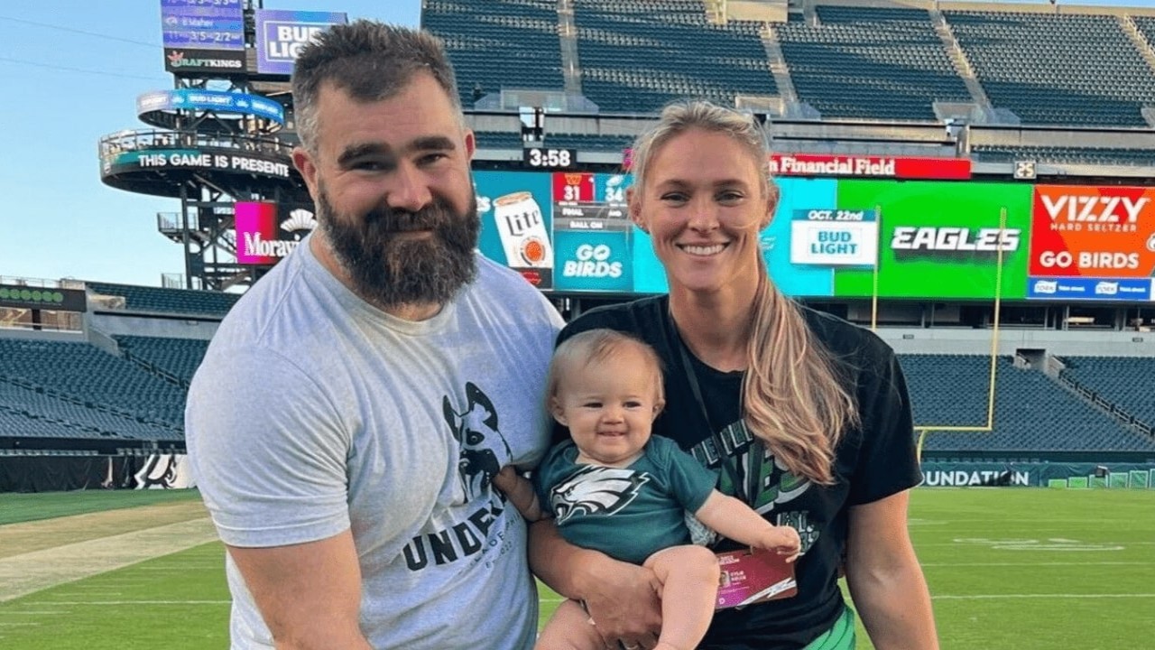 Jason Kelce with his wife Kylie Kelce (PC:Twitter)